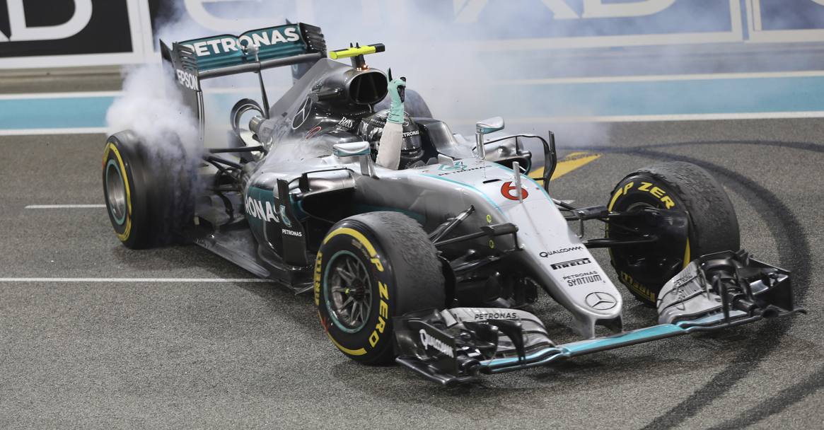 GP degli Emirati Arabi: vince Lewis Hamilton davanti a Nico Rosberg che conquista così il titolo di campone del mondo. È il primo tedesco su vettura tedesca a riuscirci. Ap
